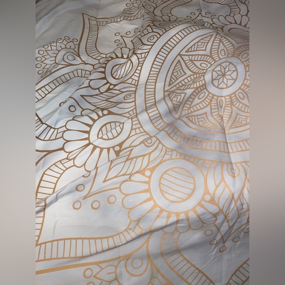 Tapestry with Gold Designs and a marbled (grey and white) background - Picture 4 of 4